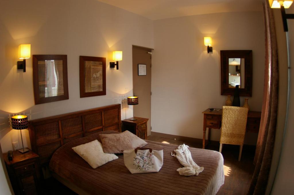 Logis Hotel Le Cheval Noir Argenton Sur Creuse Værelse billede